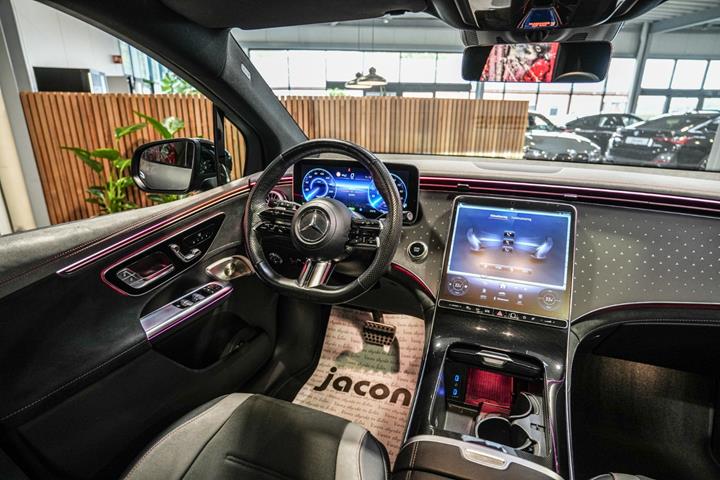 Grå Mercedes EQE350 SUV fra 2023