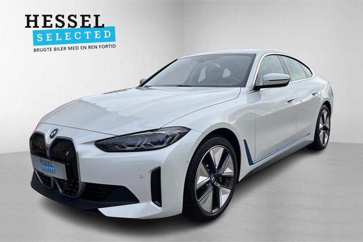 Sølv BMW i4 fra 2022 set udefra