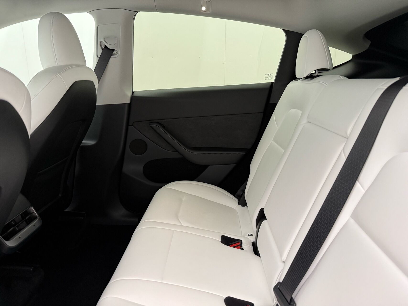 Sort Tesla Model Y fra 2023