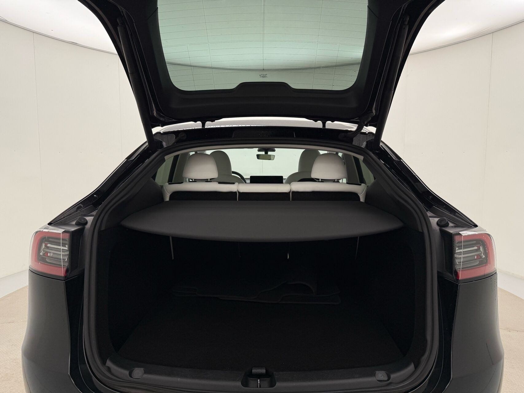 Sort Tesla Model Y fra 2023