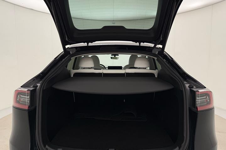 Sort Tesla Model Y fra 2023