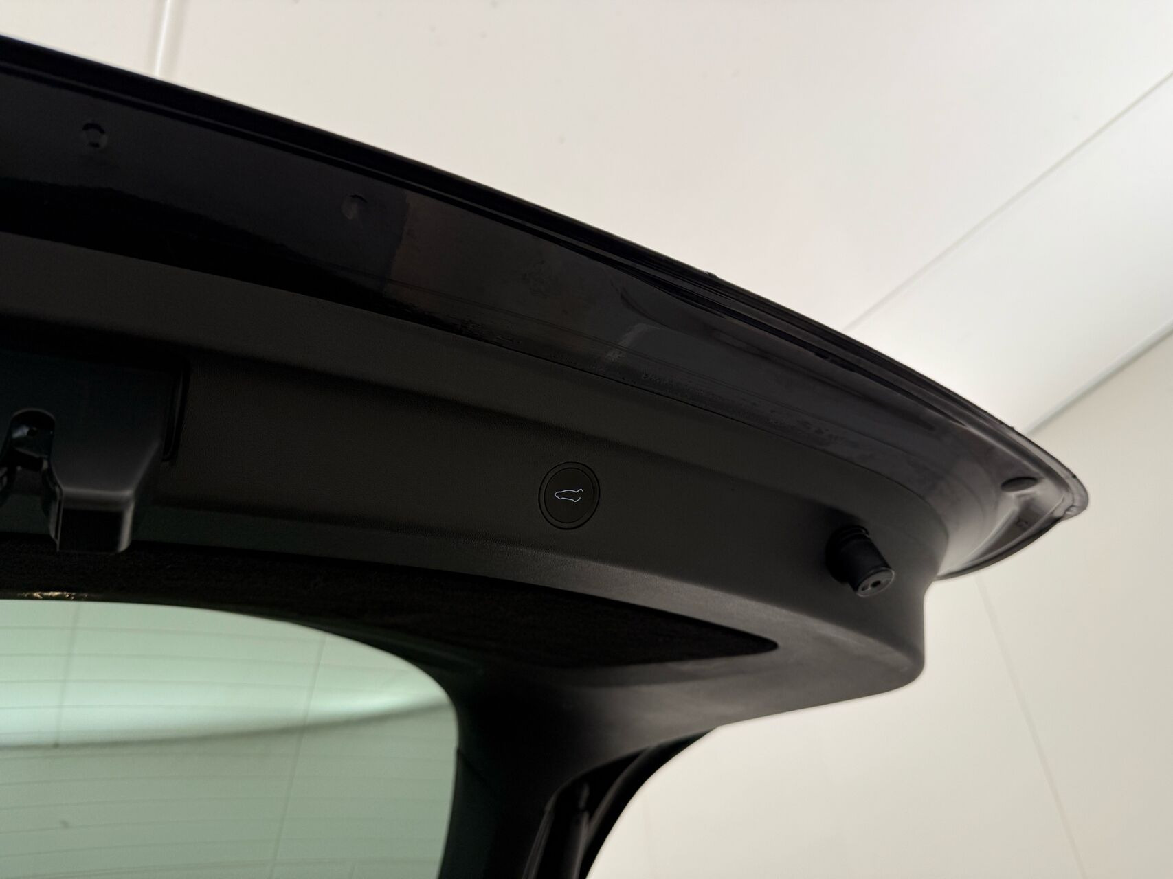 Sort Tesla Model Y fra 2023
