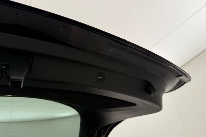 Sort Tesla Model Y fra 2023