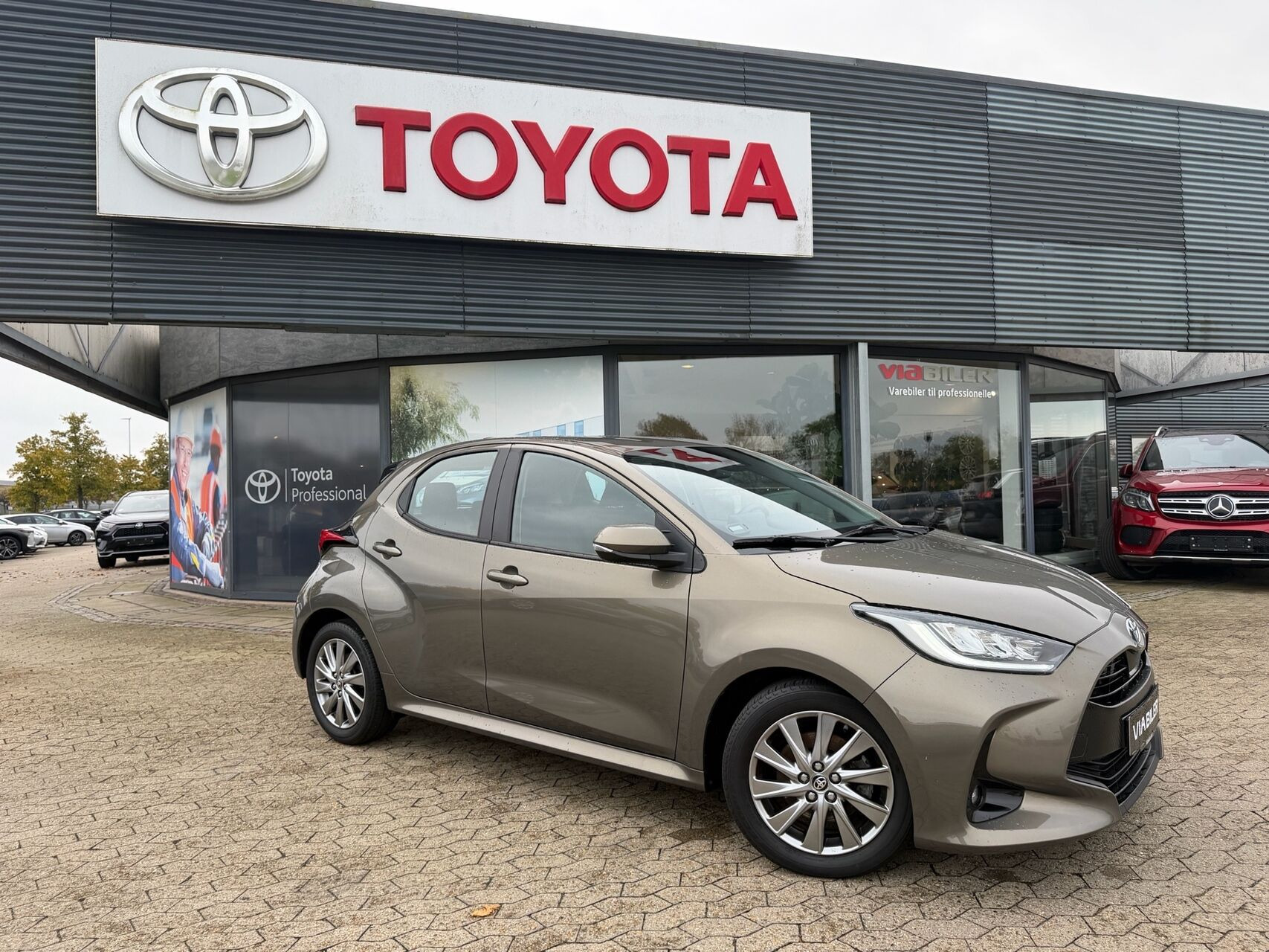 Bronze Toyota Yaris fra 2023