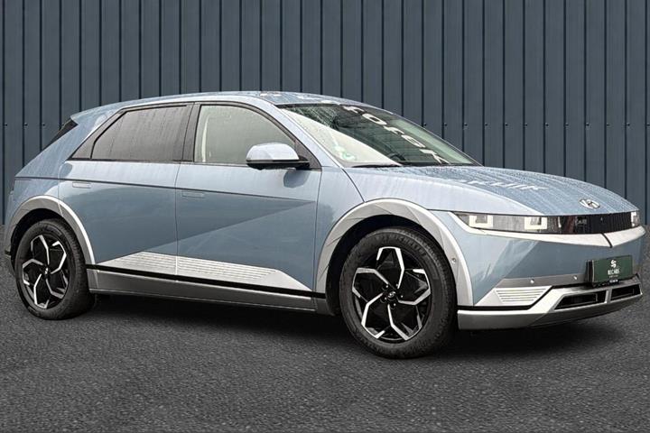 Blå Hyundai Ioniq 5 fra 2023