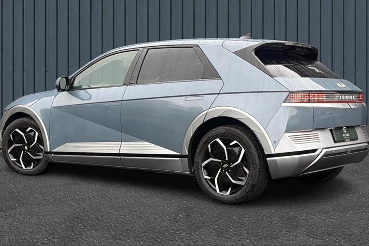 Blå Hyundai Ioniq 5 fra 2023
