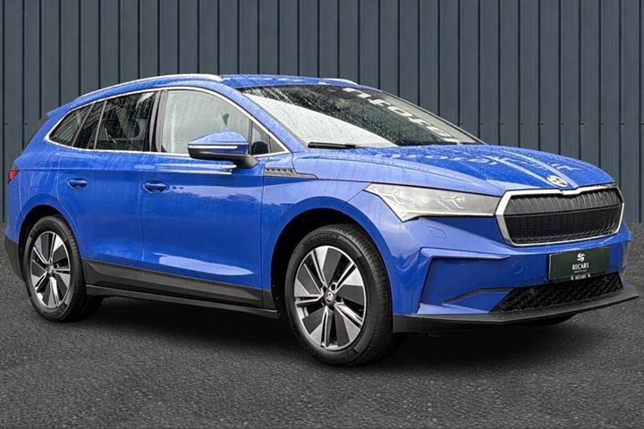 Blå Skoda Enyaq fra 2023