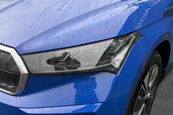 Blå Skoda Enyaq fra 2023