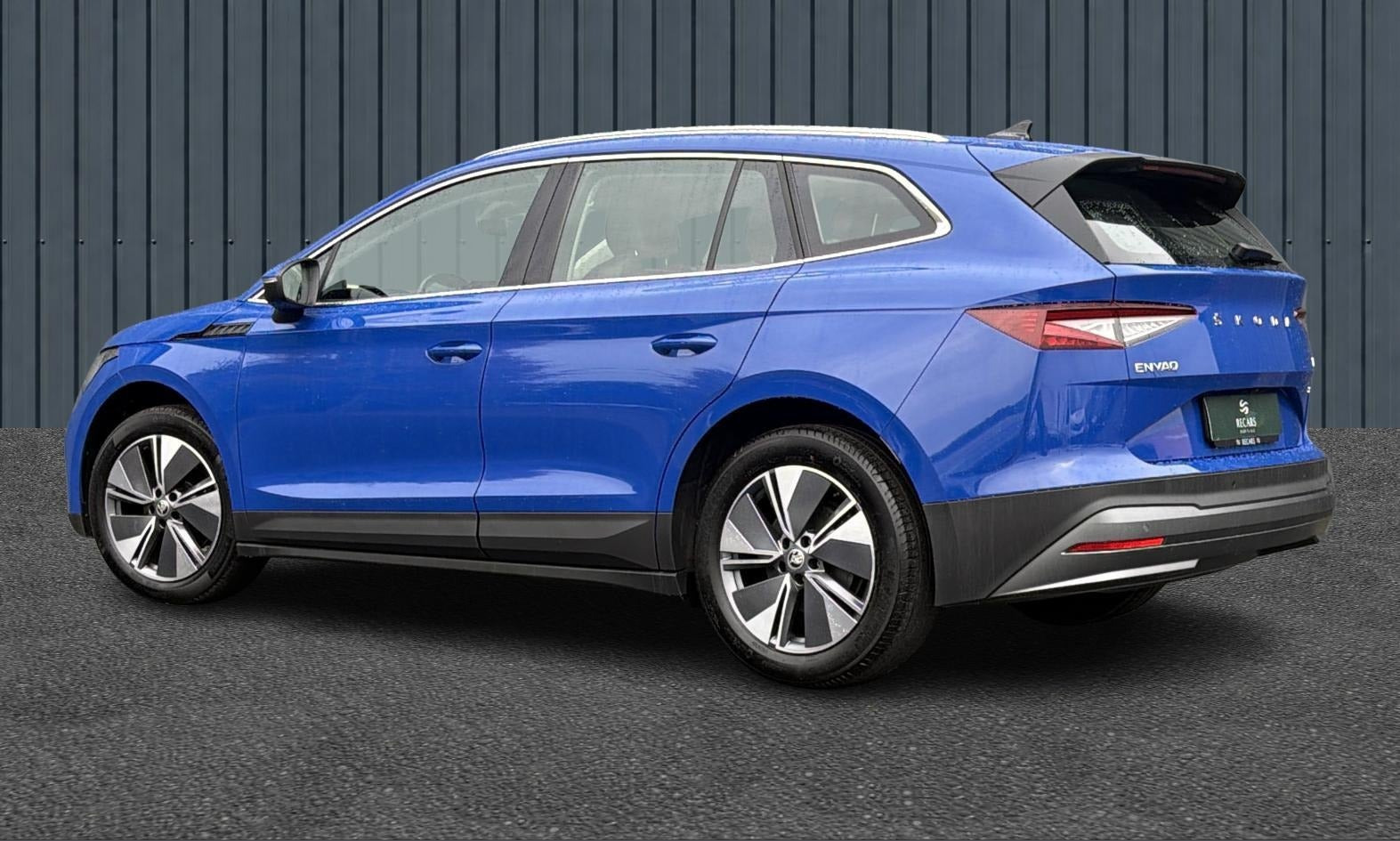 Blå Skoda Enyaq fra 2023