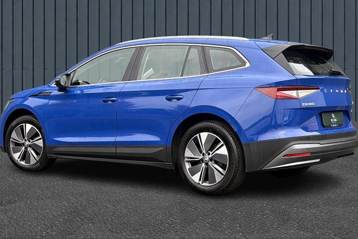 Blå Skoda Enyaq fra 2023