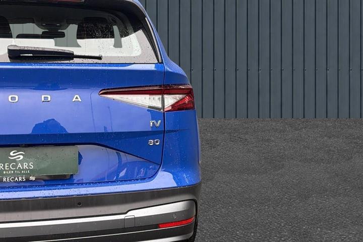 Blå Skoda Enyaq fra 2023