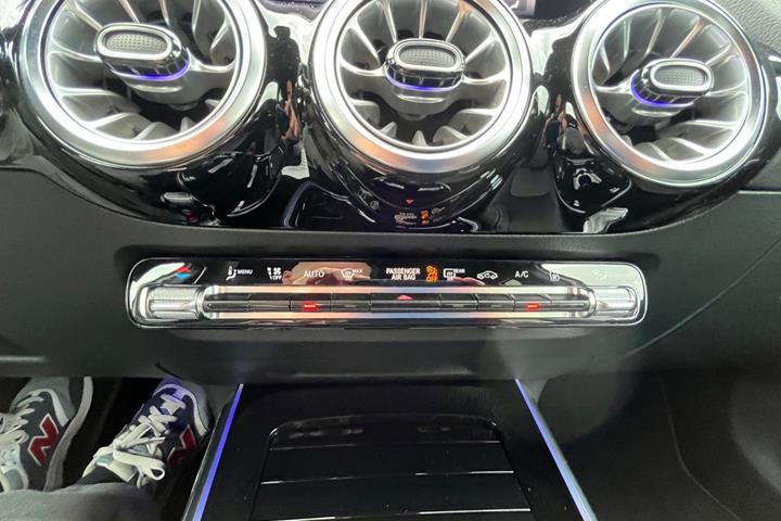 Hvid Mercedes EQA250+ fra 2025