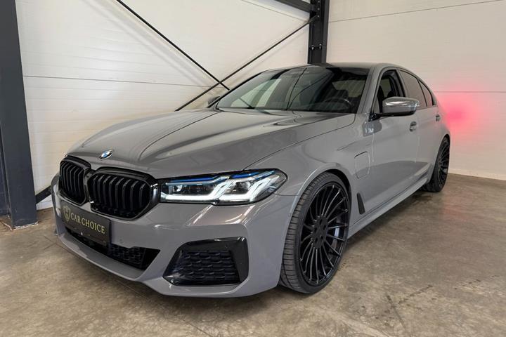 Grå BMW 530e fra 2021