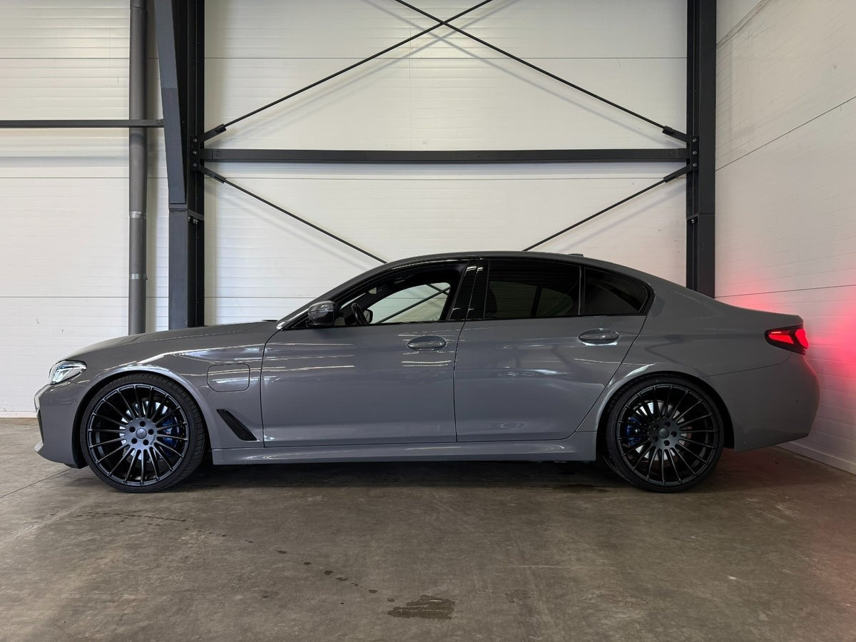 Grå BMW 530e fra 2021