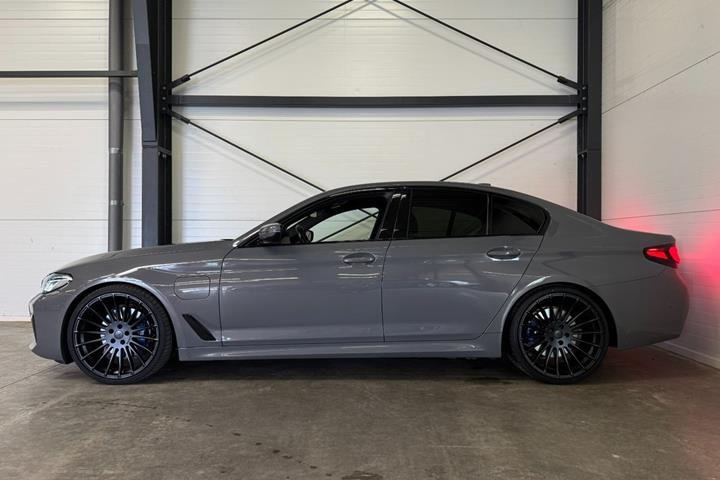 Grå BMW 530e fra 2021