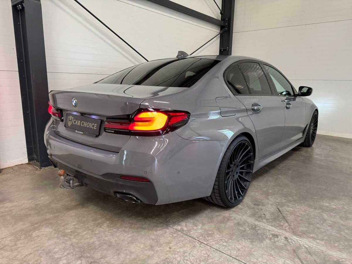 Grå BMW 530e fra 2021