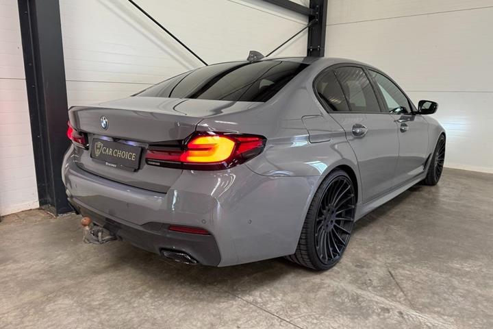 Grå BMW 530e fra 2021