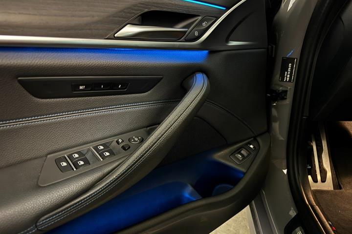 Grå BMW 530e fra 2021