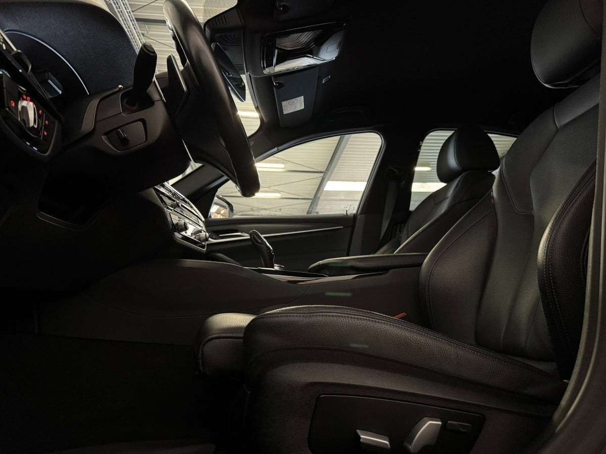 Grå BMW 530e fra 2021