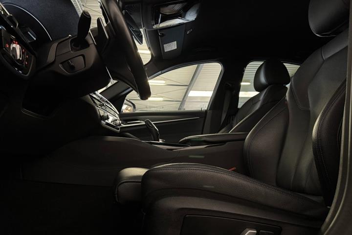Grå BMW 530e fra 2021