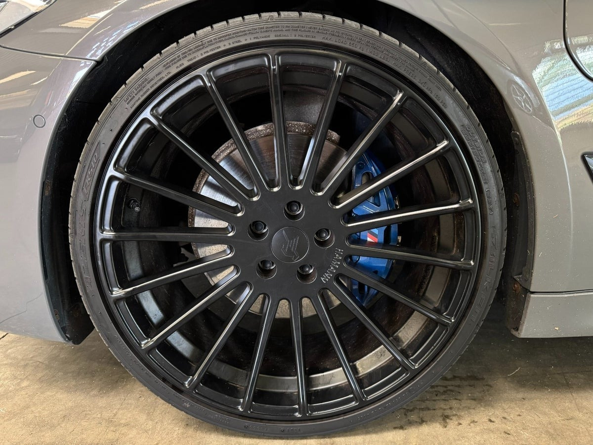 Grå BMW 530e fra 2021