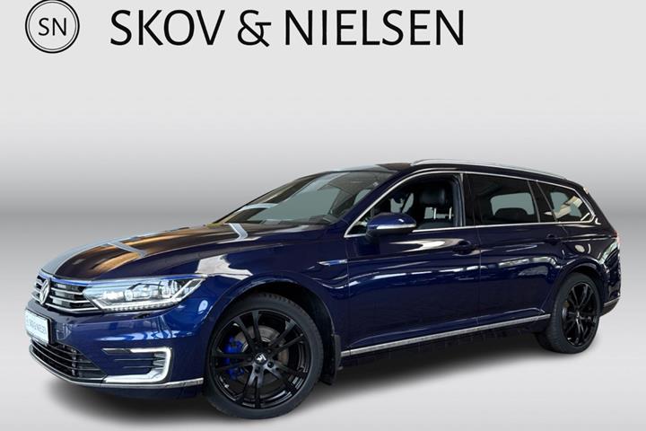 Blå VW Passat fra 2017