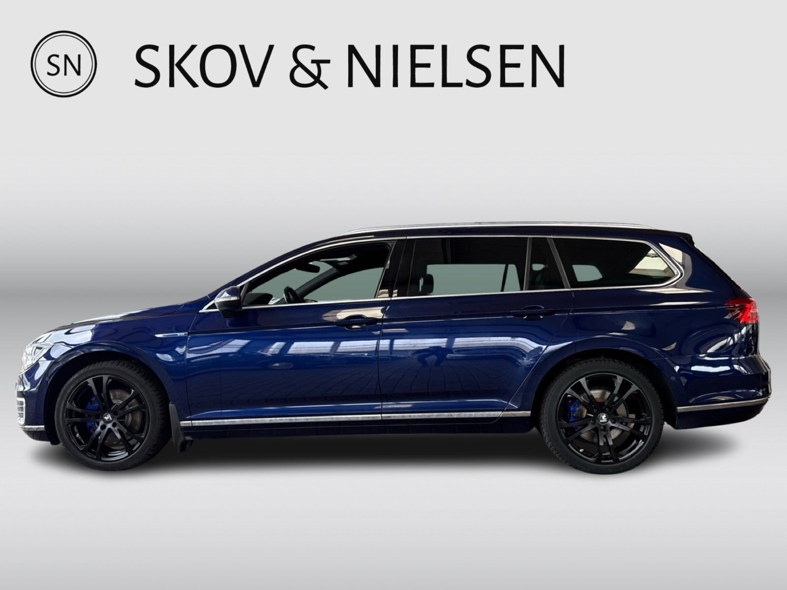 Blå VW Passat fra 2017