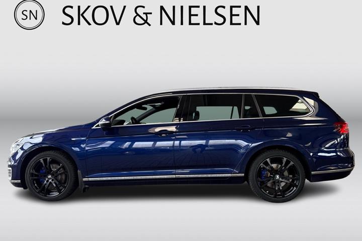 Blå VW Passat fra 2017
