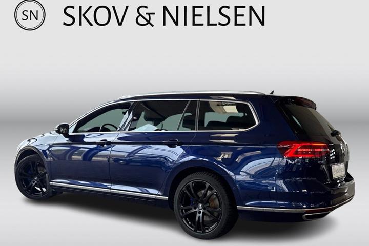 Blå VW Passat fra 2017