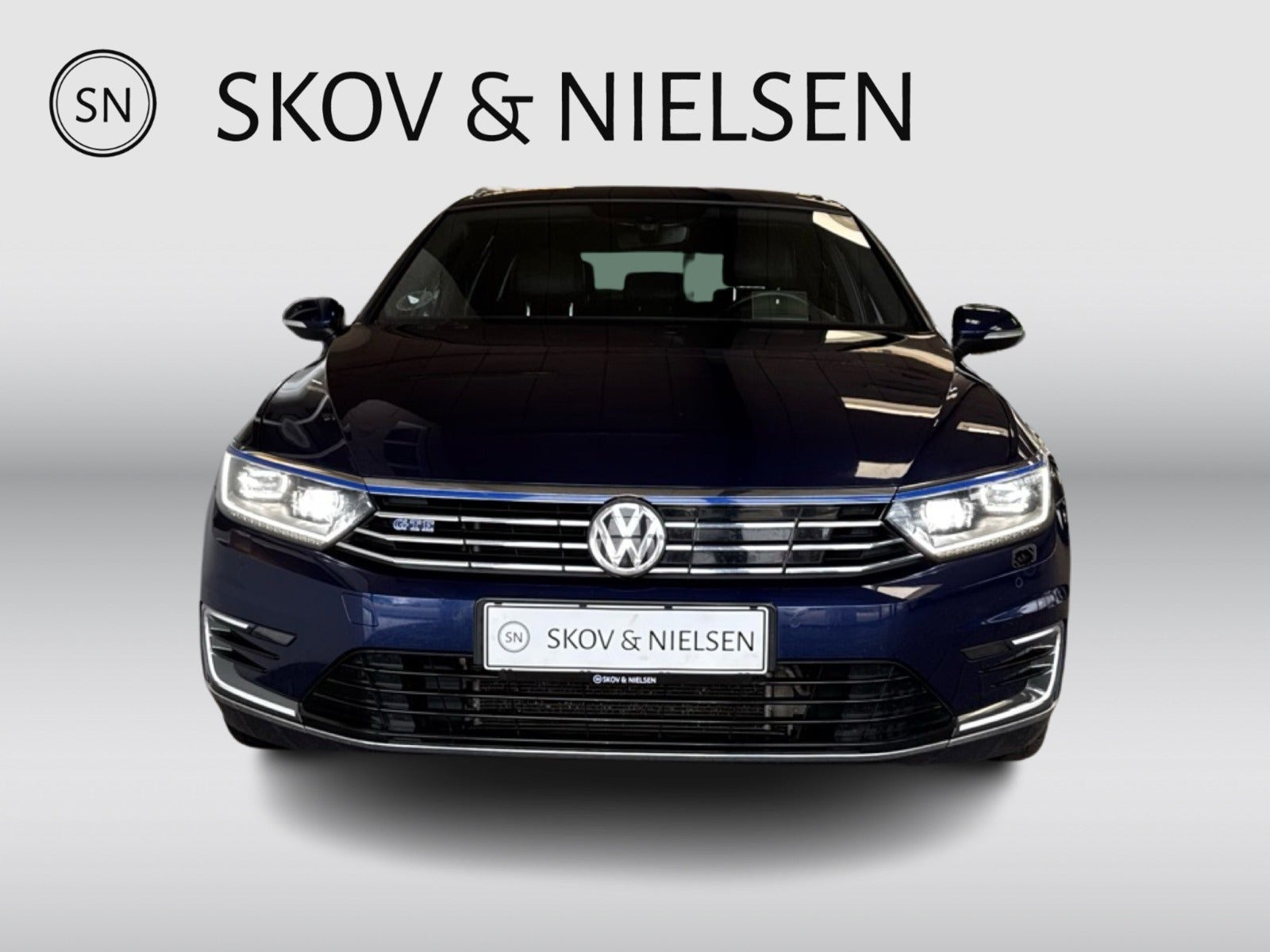 Blå VW Passat fra 2017
