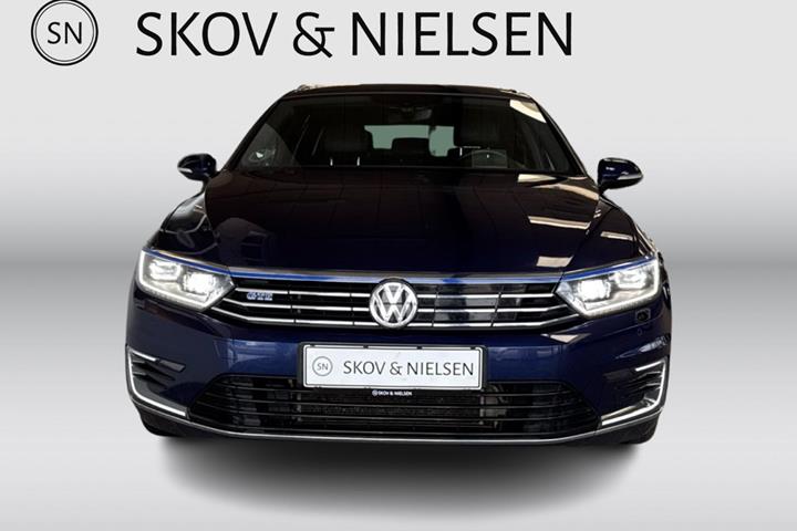 Blå VW Passat fra 2017