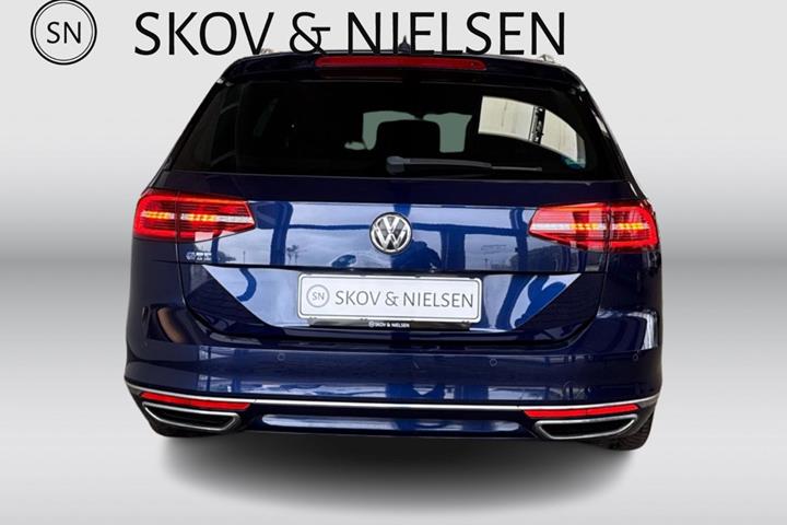 Blå VW Passat fra 2017
