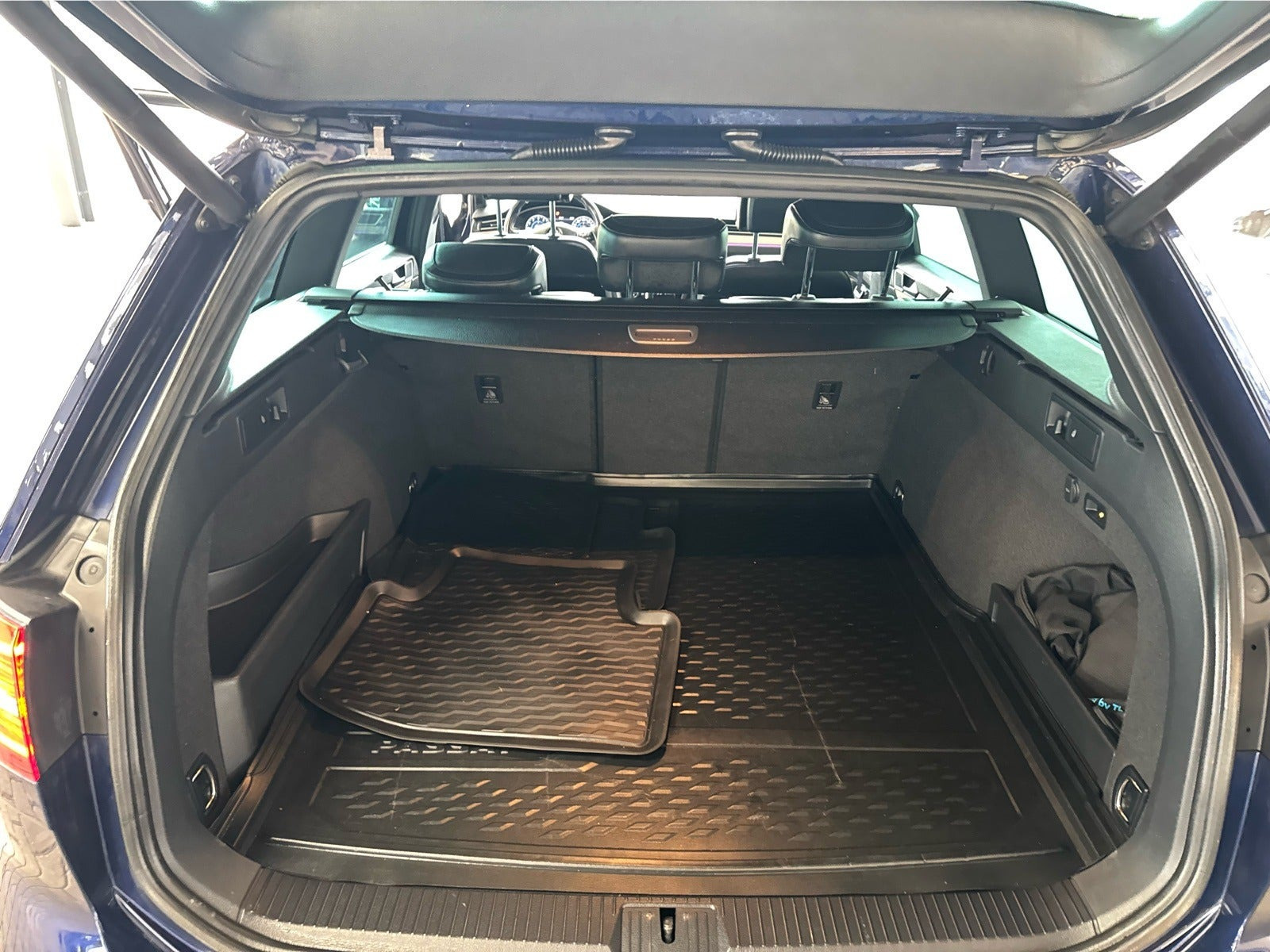 Blå VW Passat fra 2017