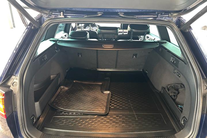 Blå VW Passat fra 2017