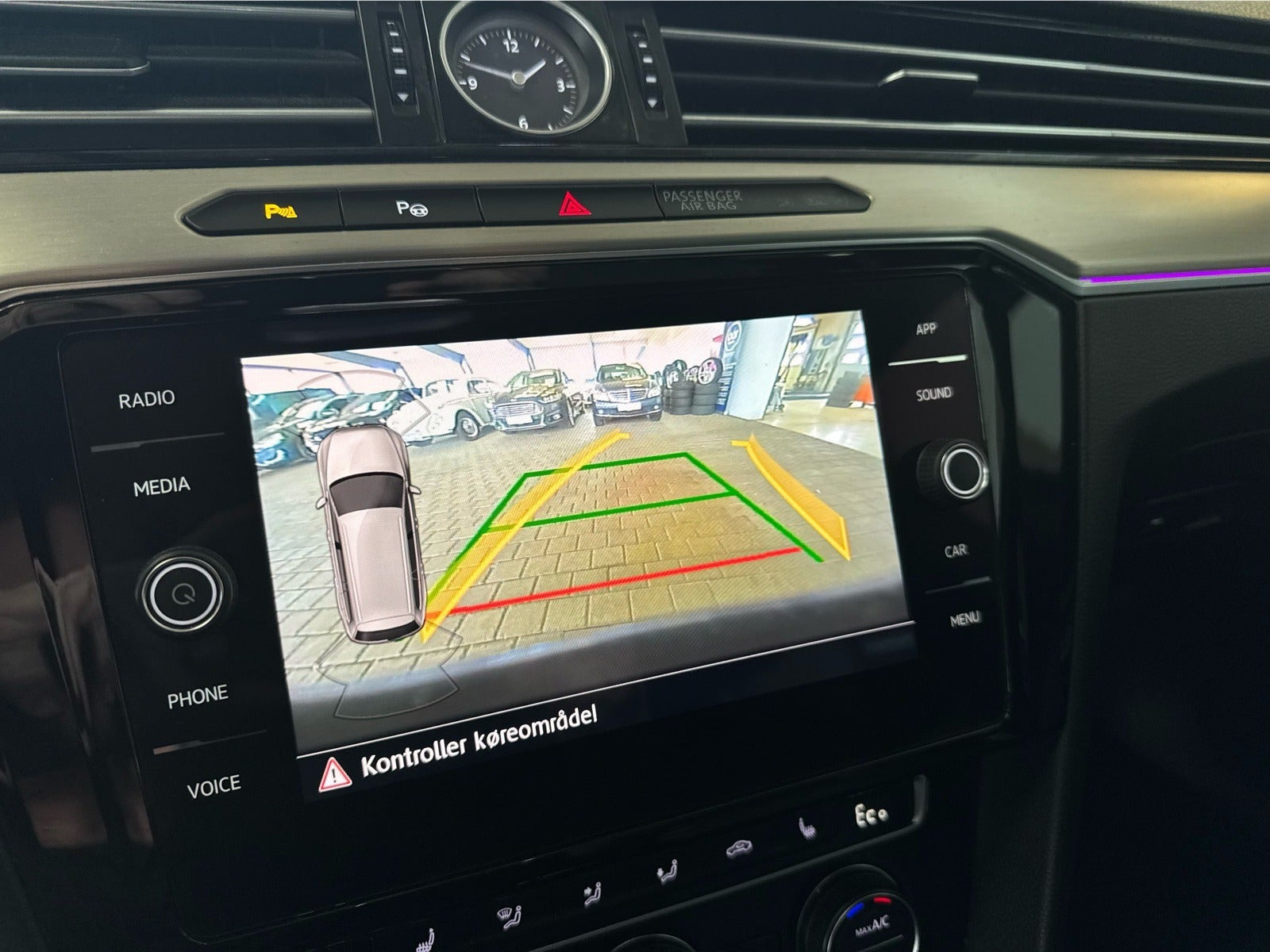 Blå VW Passat fra 2017