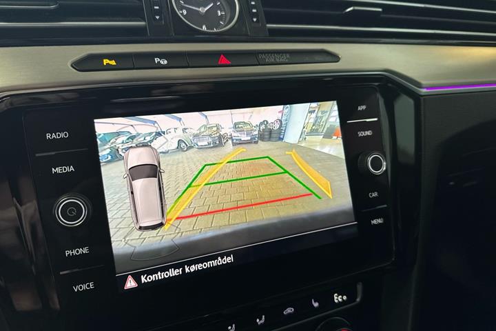 Blå VW Passat fra 2017