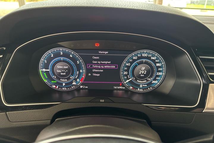 Blå VW Passat fra 2017