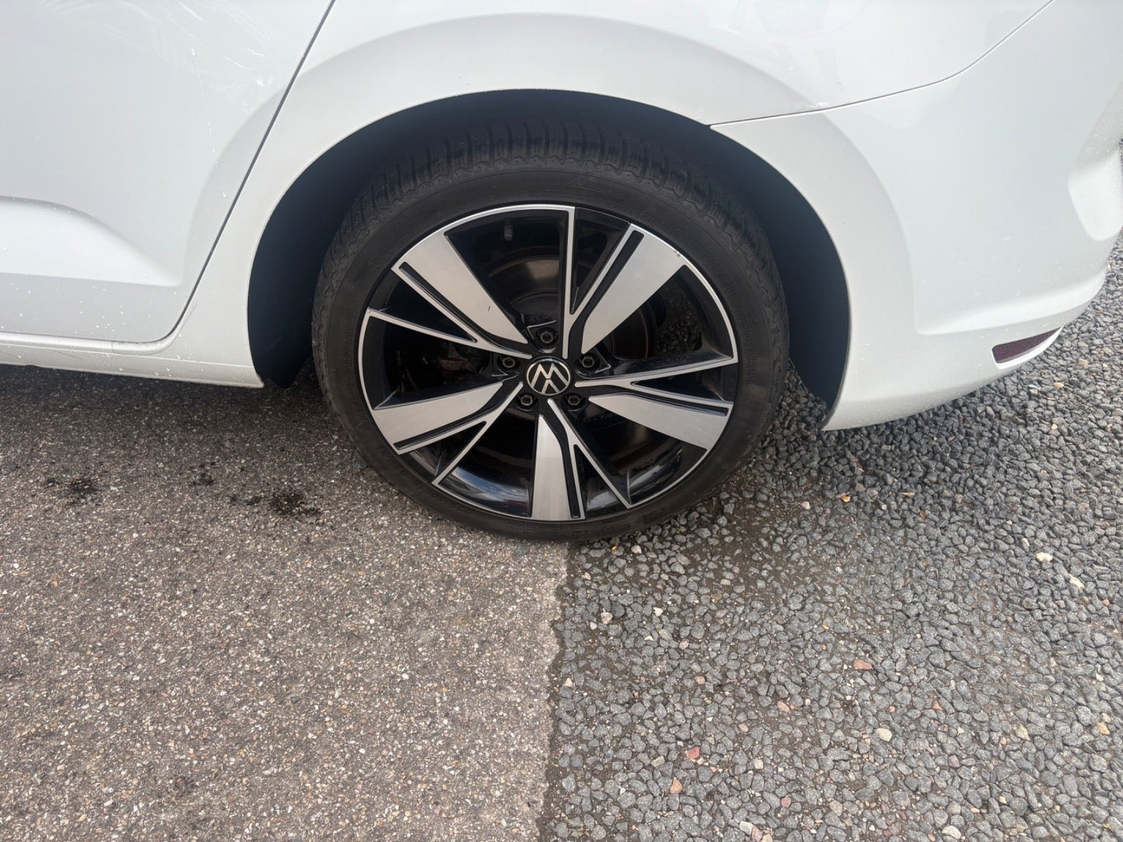 Hvid VW Touran fra 2018