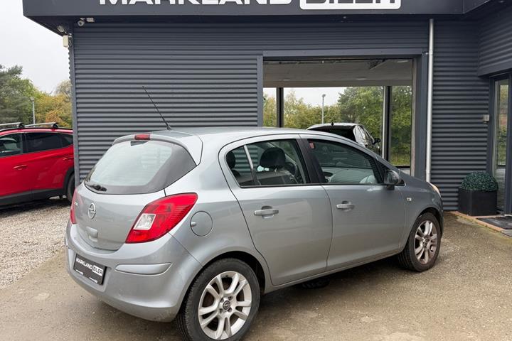 Grå Opel Corsa fra 2013