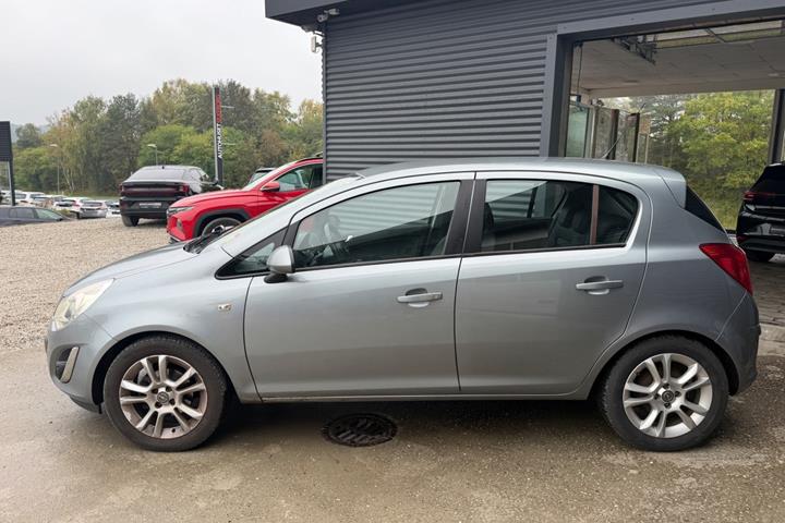 Grå Opel Corsa fra 2013