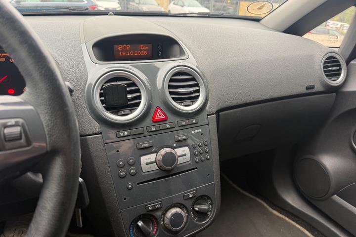 Grå Opel Corsa fra 2013