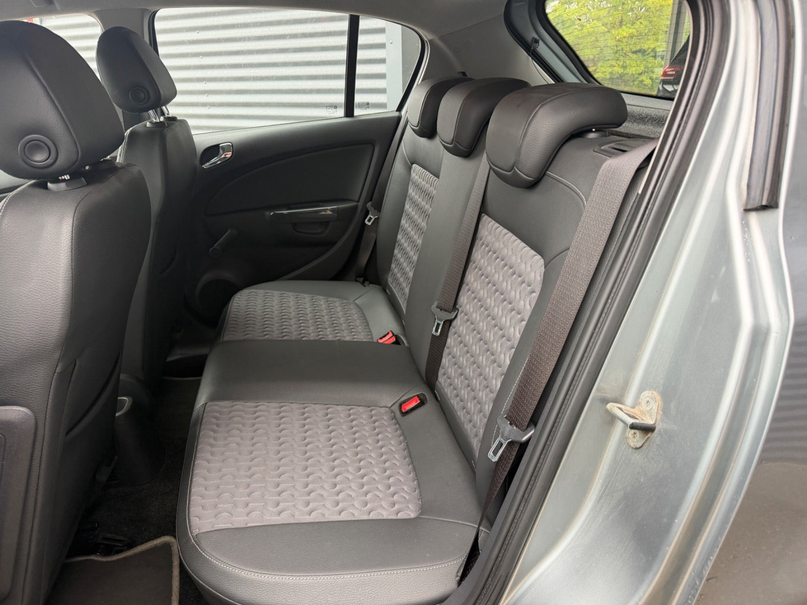 Grå Opel Corsa fra 2013