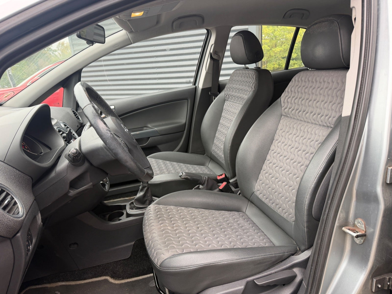 Grå Opel Corsa fra 2013