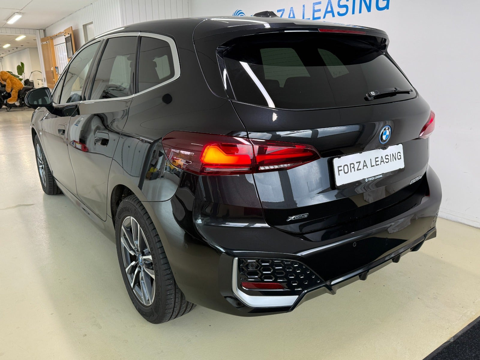 Sort BMW 225e fra 2023