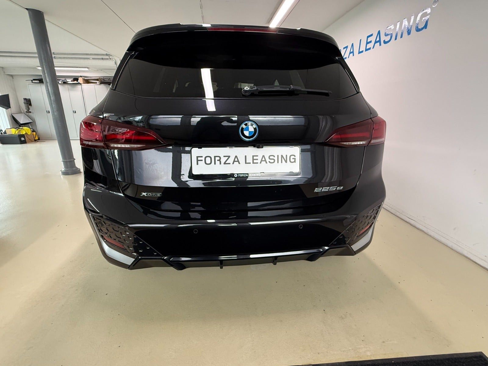 Sort BMW 225e fra 2023