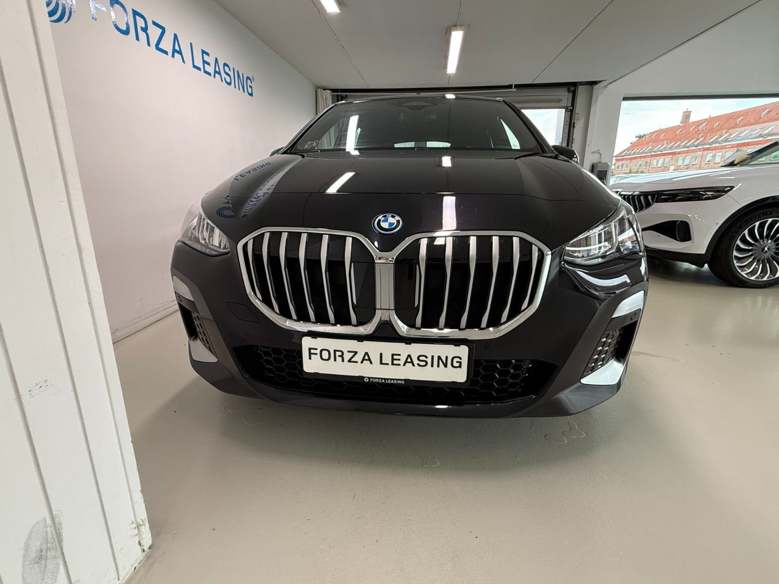 Sort BMW 225e fra 2023