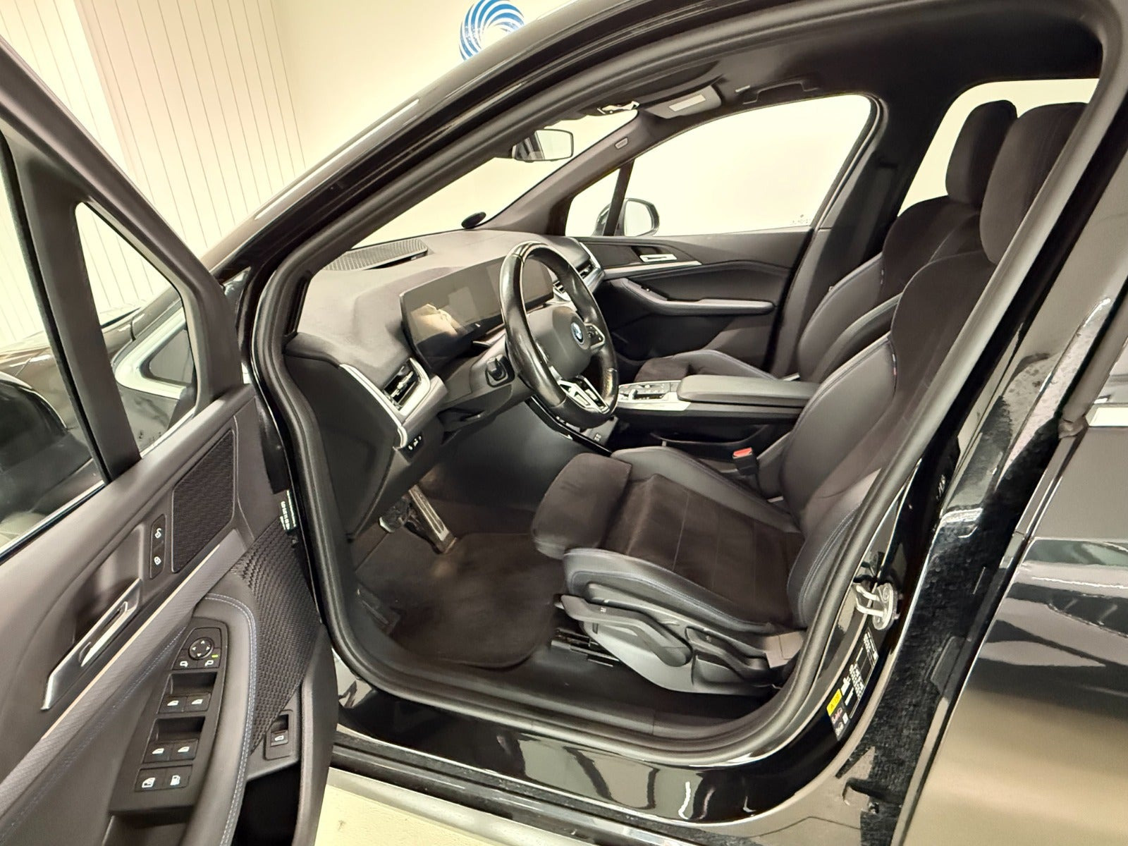 Sort BMW 225e fra 2023