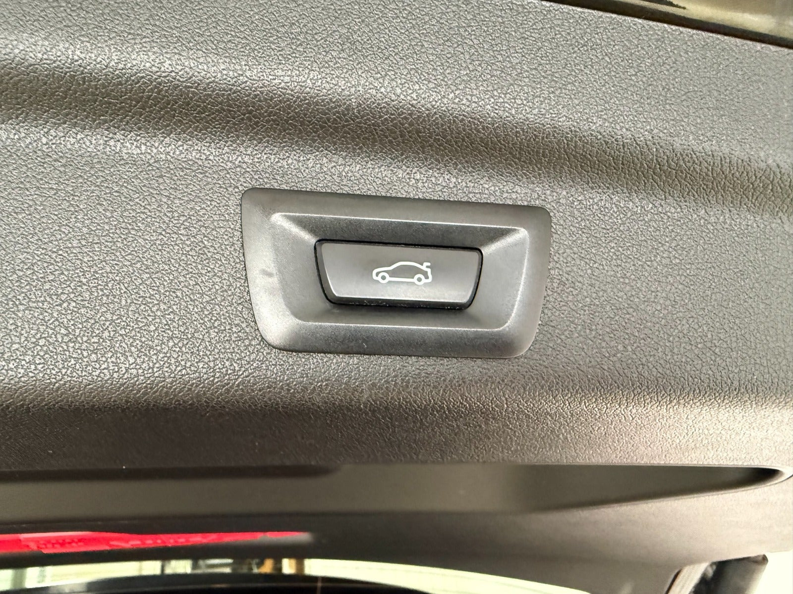 Sort BMW 225e fra 2023