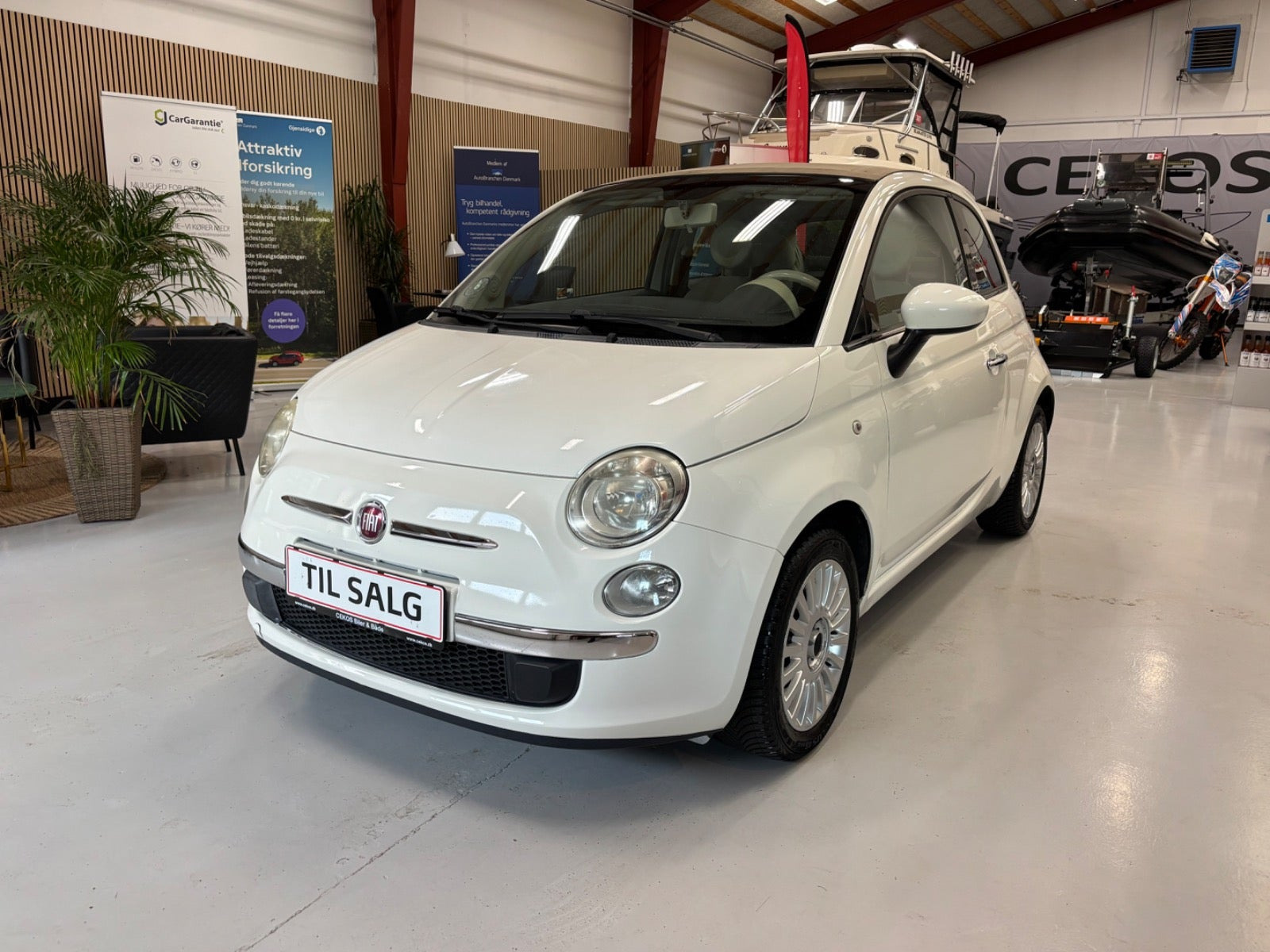 Orange Fiat 500C fra 2010