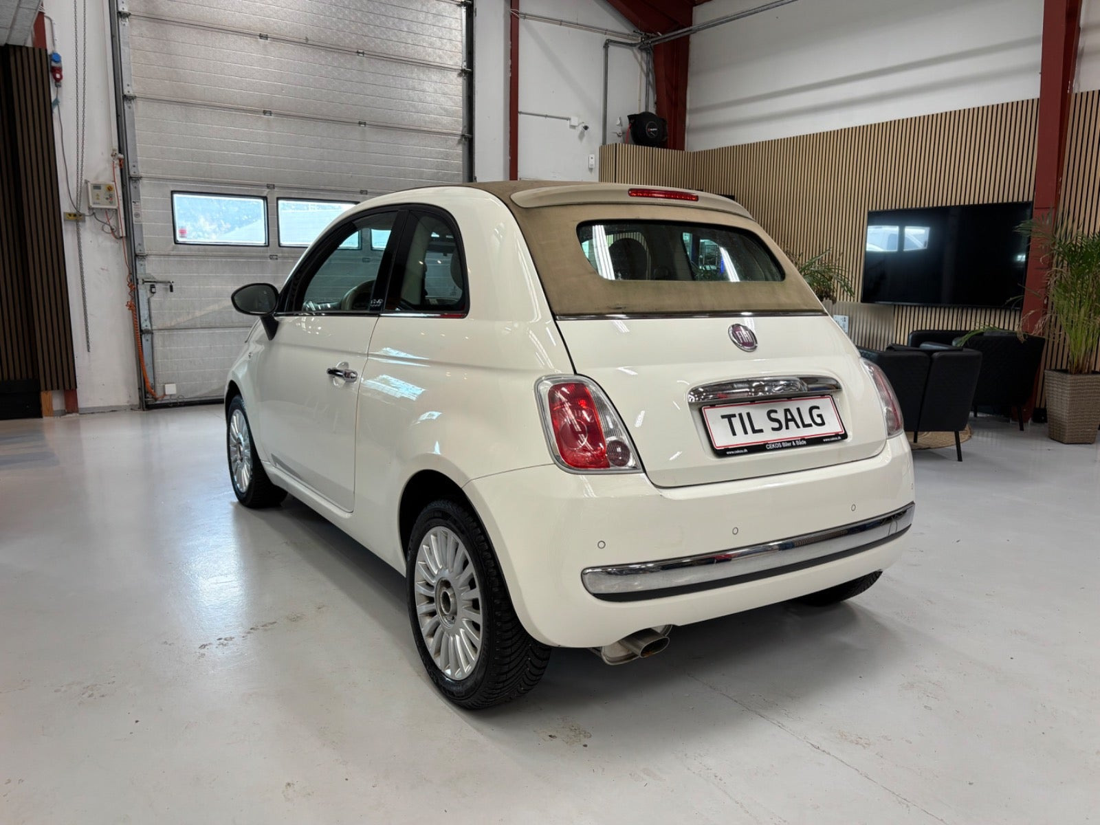 Orange Fiat 500C fra 2010